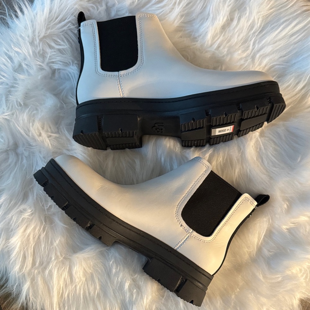 NWOT UGG Ashton Chelsea Ankle Boots Off White/Black size 10 - Picture 3 of 11